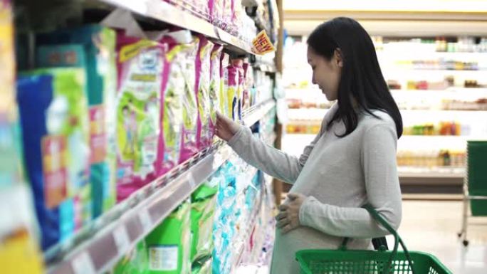 亚洲孕妇在超市准妈妈买东西采购