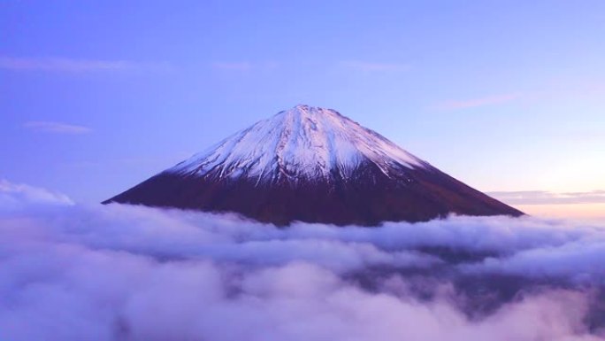 富士山的鸟瞰图早晨有很多云。