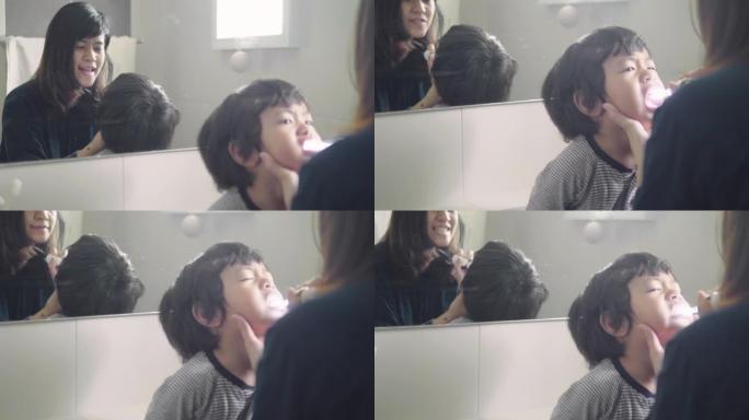 妈妈教小男孩如何早上刷牙。