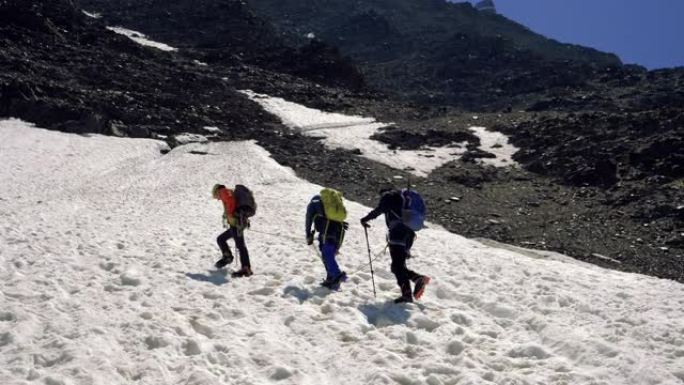 男人正在爬到山顶