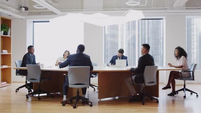 商务专业人士在现代办公室圆桌会议