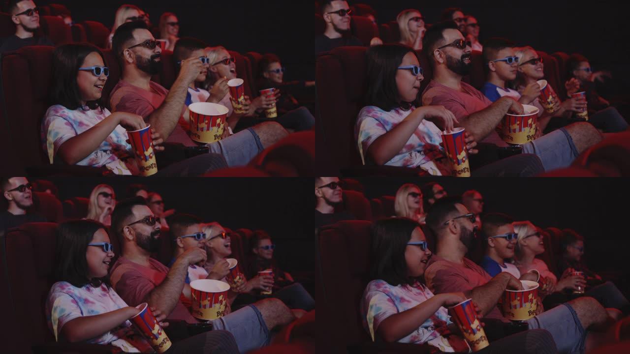 家庭在电影院吃爆米花