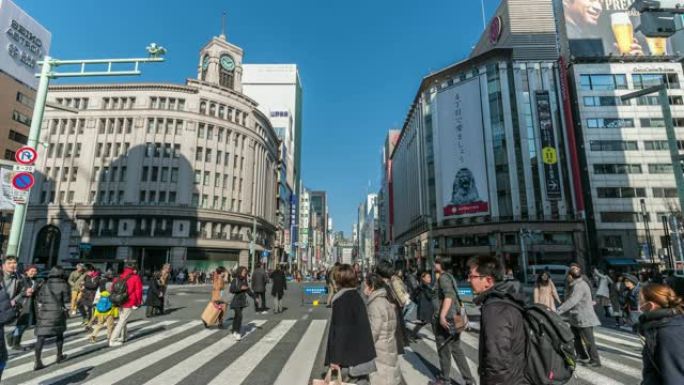日本和外国游客的4k时间流逝下午在日本东京银座地区走过银座Wako和银座三越周围的人行横道，日本文化