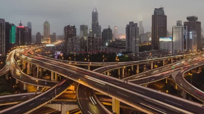 过桥和城市交通的T/L盘高角度视图，从白天到晚上/中国上海