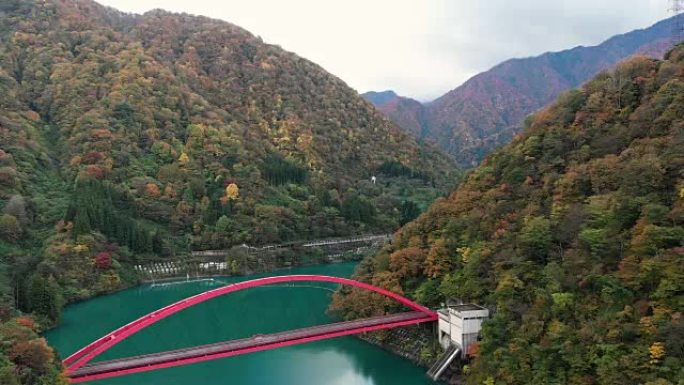 日本富山黑部秋季大桥鸟瞰图。