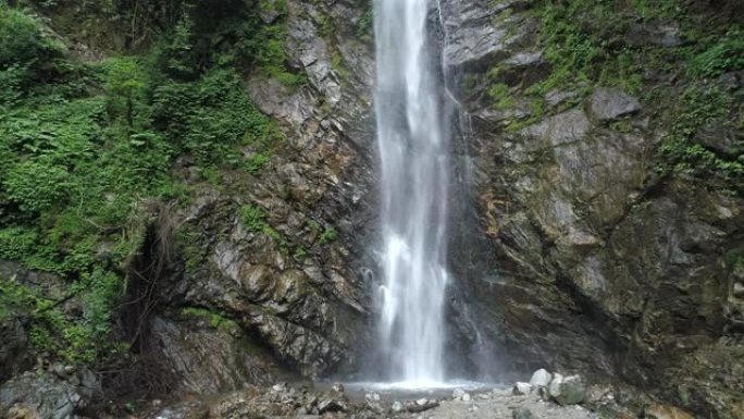 山上的瀑布特写瀑布流水瀑布下落瀑布视频