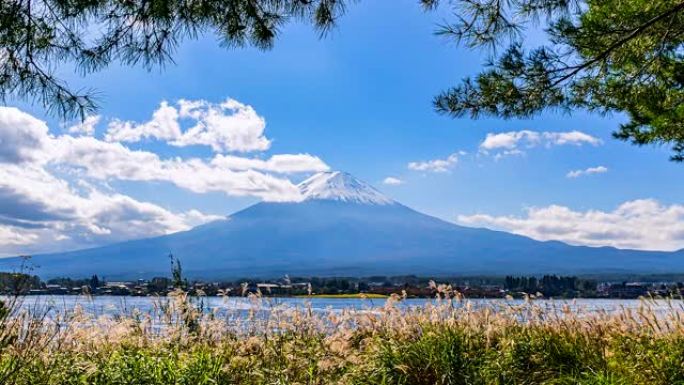 4K.日本秋天湖边富士山的延时视图