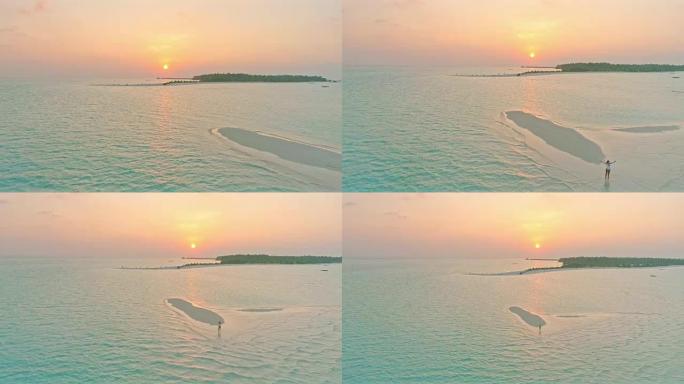 WS无忧无虑的女人在马尔代夫日落时被海洋包围的田园诗般的热带海滩上