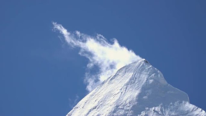 4k实时白雪皑皑的山峰和多云的天空。