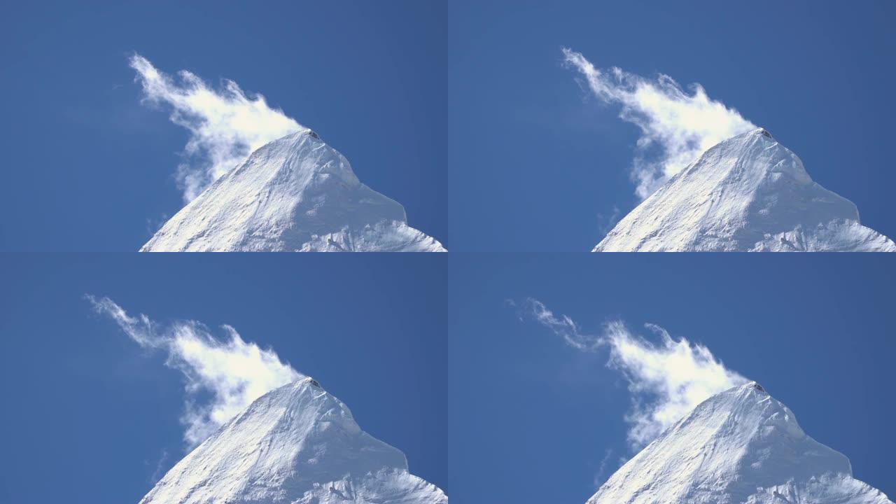 4k实时白雪皑皑的山峰和多云的天空。
