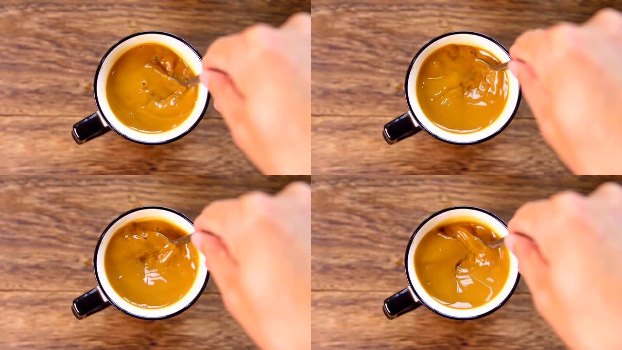 手搅拌咖啡