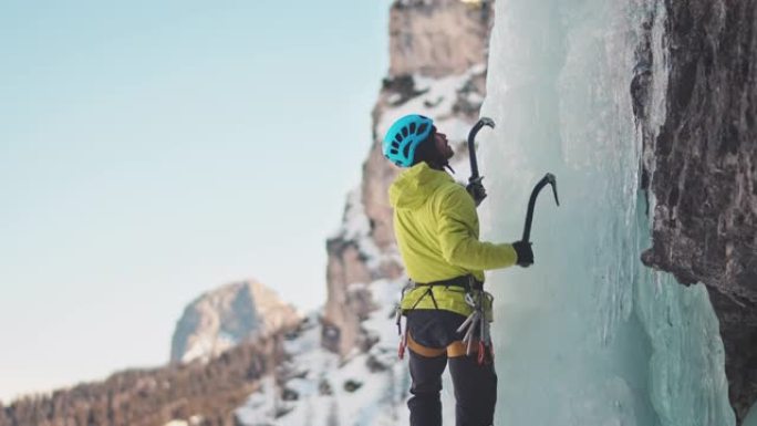 在瀑布上爬冰攀登雪山徒步巅峰爬山