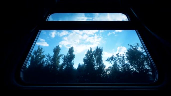 从移动火车长途汽车的窗户上看到的风景。乘火车旅行的概念。