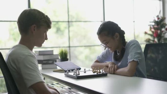 自信的女孩和她的朋友下棋