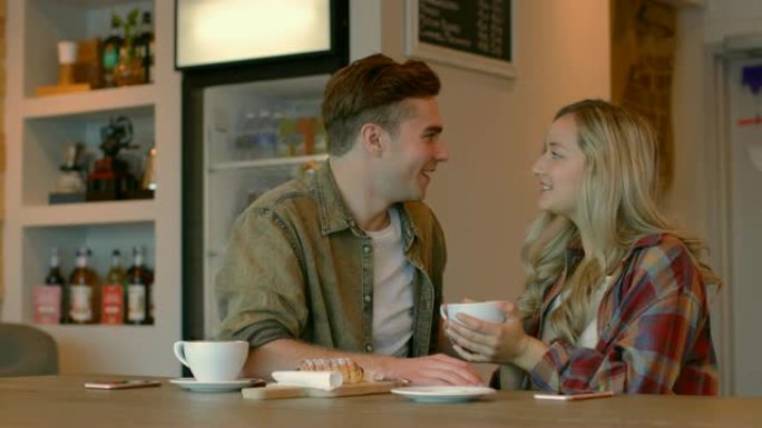 年轻夫妇在咖啡馆4k互动