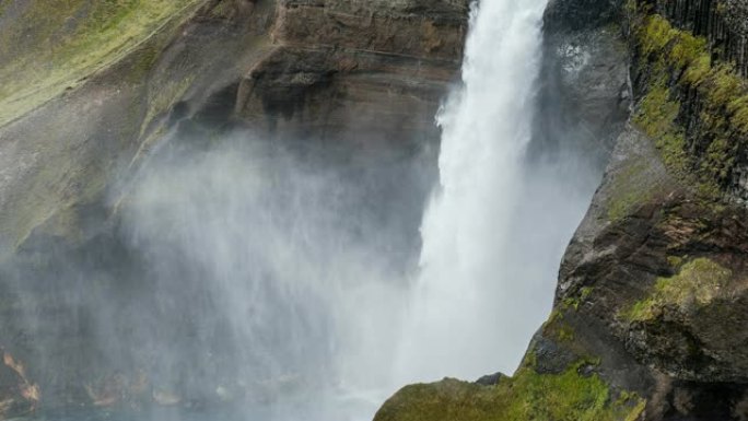 巨大的瀑布从悬崖上坠落