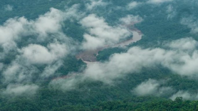顶视图景观国家公园的时间流逝，薄雾与山流淌，并在泰国南部省的doi samer doa看到河流，4k