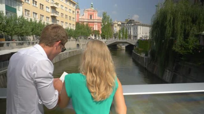 特写: 年轻的旅游夫妇在卢布尔雅那迷路并浏览地图。