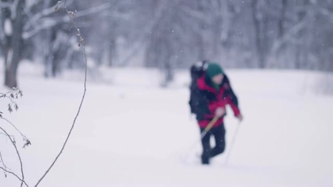 独自在山里。冬季旅行