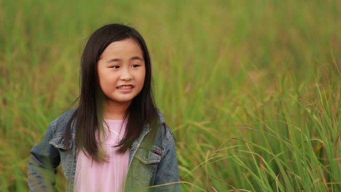 一个亚洲华裔年轻可爱的女孩，留着长发，晚上在路过的汽车上从右向左看