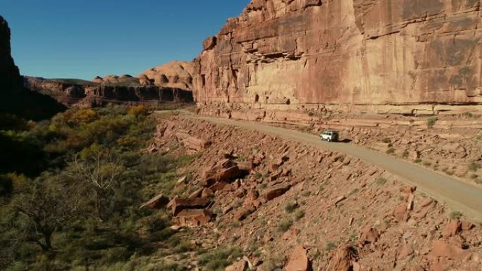 崎岖的4x4越野车在土峡谷路上行驶的鸟瞰图