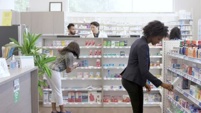 女人在药店买药女人在药店买药