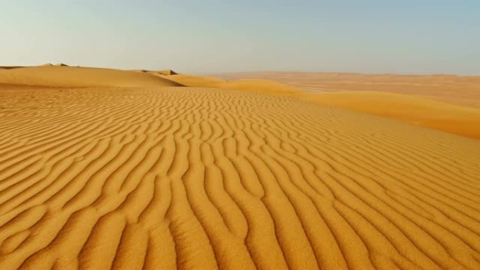 DS在阿曼沙漠中的沙丘上荡漾