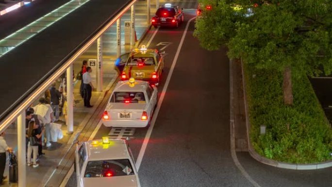 延时: 晚上在日本福冈市博多站的出租车站拥挤
