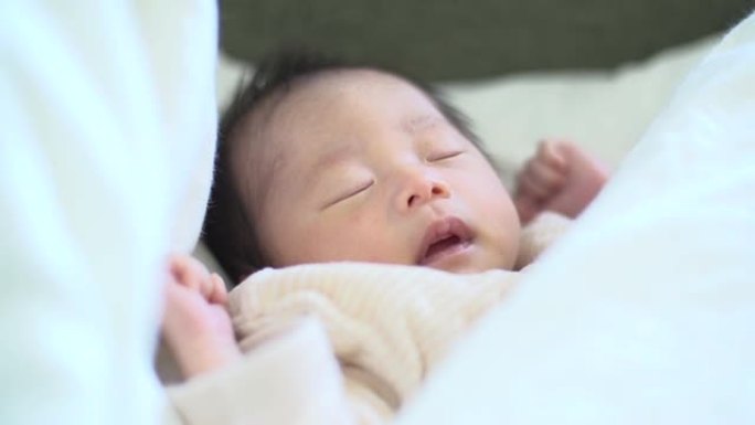 熟睡的亚洲新生儿妇幼医院出生率婴幼儿