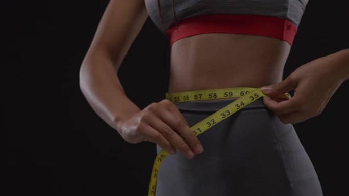 女人测量她的腰健康健康指数健康管理