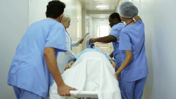 急诊室医生和护士用病人推着轮床