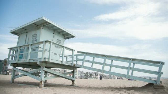 美国加利福尼亚州阳光海滩上的MS Time lapse救生员小屋