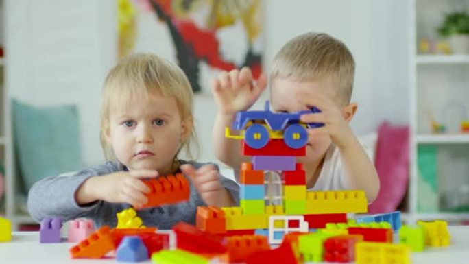 两个小男孩在幼儿园玩建筑套装