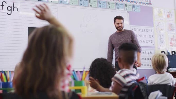 站在白板上的男老师在学校教室里问小学生问题