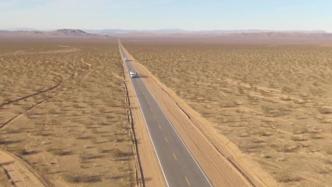 空中: 货运卡车在穿越莫哈韦沙漠的空高速公路上拖运货物。