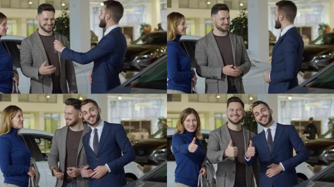 幸福的夫妇和汽车推销员表现出赞许