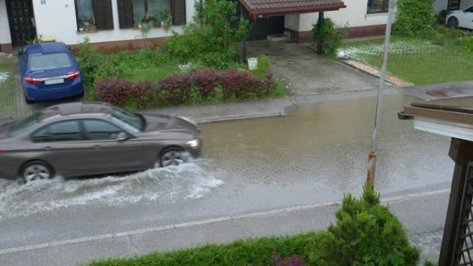慢动作: 棕色的汽车溅起了淹没郊区社区的水