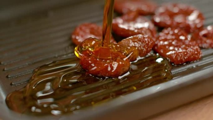 宏观，dop: 健康的橄榄油被倒在晒干的西红柿上。