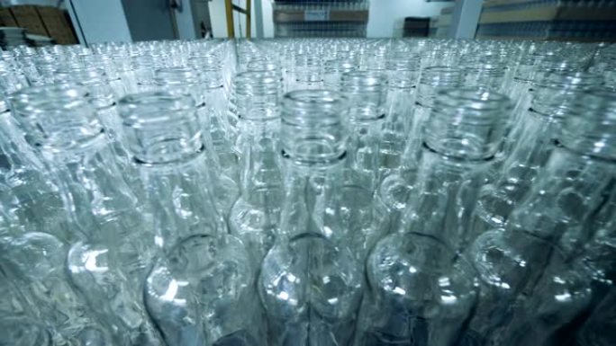 工厂里有大量未填充的玻璃瓶