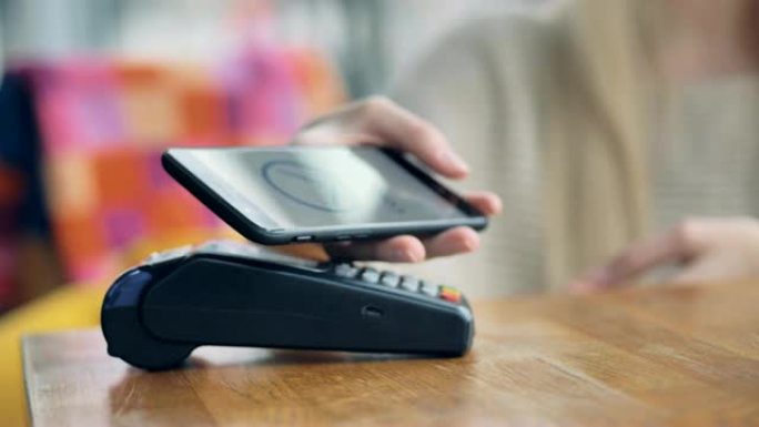 客户使用智能手机进行无线支付。