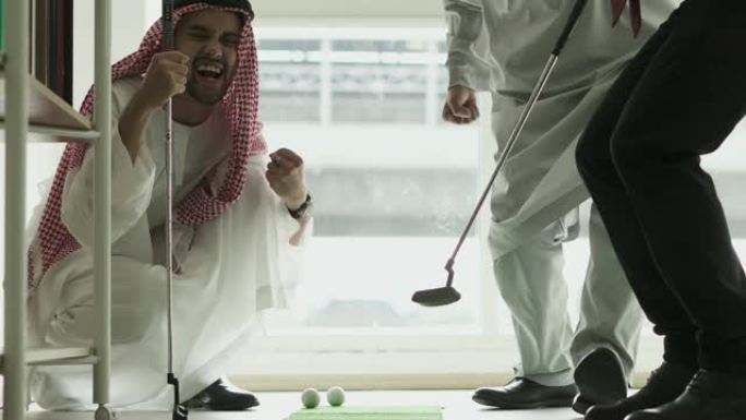 多民族商人在办公室打迷你高尔夫球