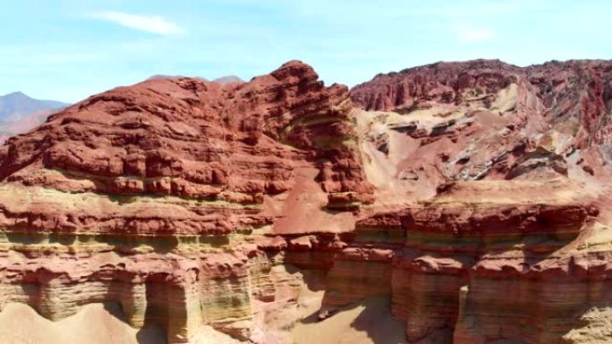 阿根廷萨尔塔周围的彩色岩石。飞越安第斯山脉南部的红色岩层。空中射击,4 k
