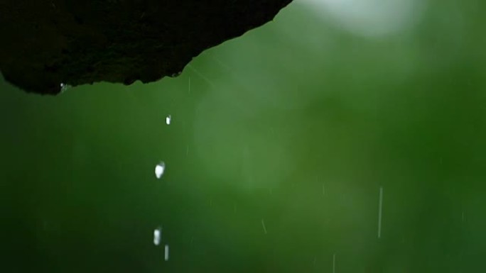 近距离降雨落在屋顶瓦片上