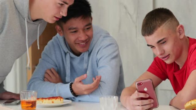 朋友在披萨上社交手机APP科技应用购物消