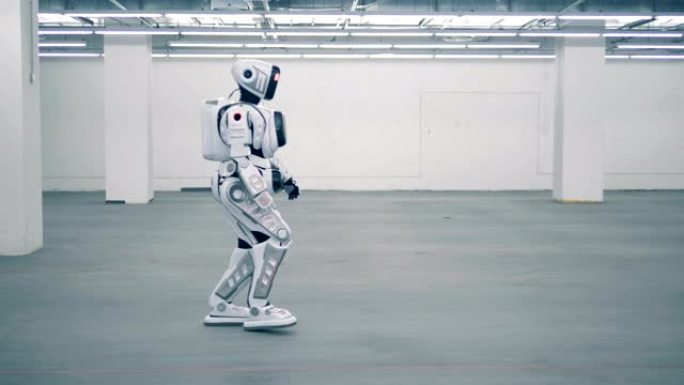 白色机器人，未来派机器人行走。未来主义人形机器人。