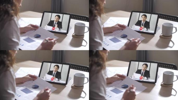 亚洲女商人在家与经理在线视频聊天，家庭办公室会议