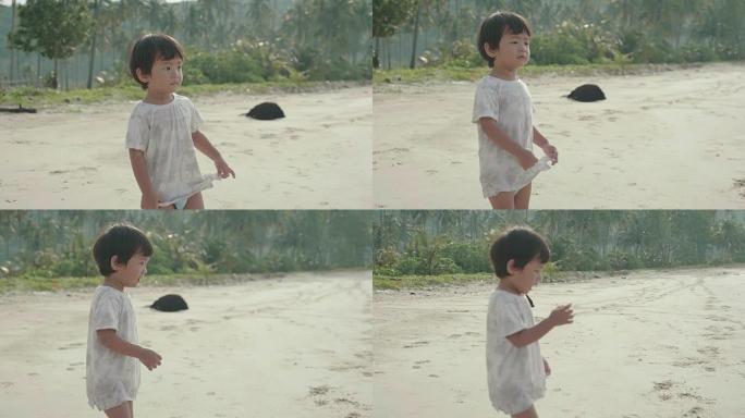亚洲男婴在泰国特拉特普罗文的Kood岛玩耍和享受。