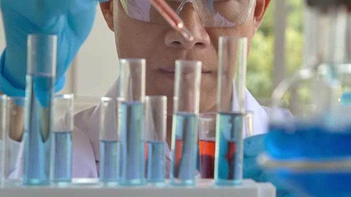 科学家是实验科学上的某些活动，例如混合化学物质或输入数据以开发医学，世界上每个人的食品。科学实验室概