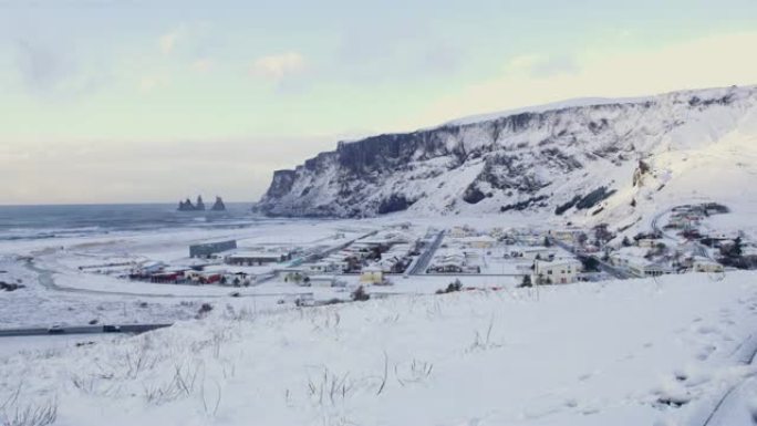 冰岛白雪覆盖的城镇和山脉