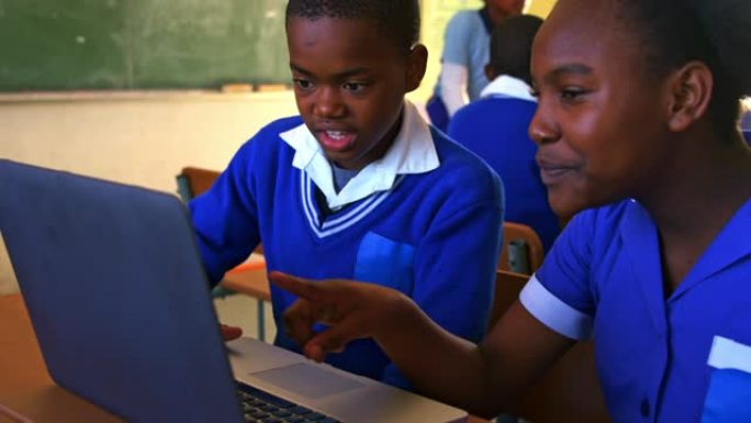 小学生在乡镇学校的一堂课中使用笔记本电脑4k